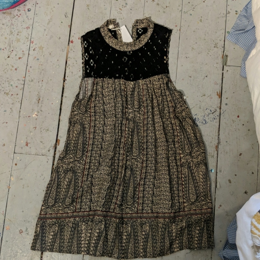Patterned dress with lace details
